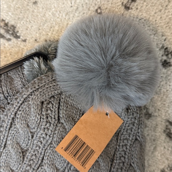 NWT UGG Australia Gray Knit Pom Hat and Infinity Scarf Set - Picture 5 of 5